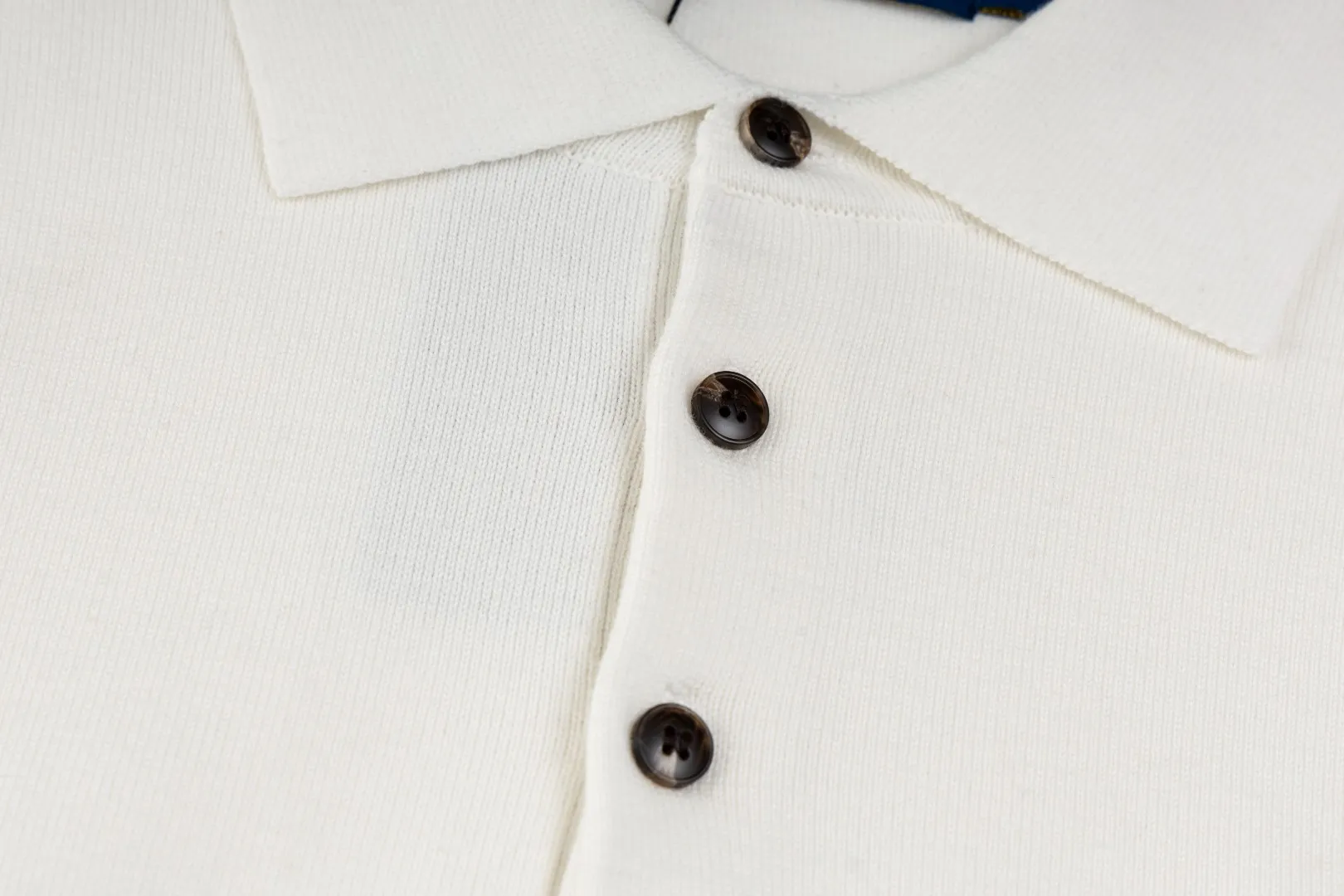 P206 Style number: R07 Ralph Lauren knitted pony embroidered lapel polo shirt three-button pullover open chest long-sleeved sweater. Official website synchronized. Same style for men and women. Classic cotton yarn. 100% white cotton. High-quality goods. Classic style has always been very popular! The workmanship details are very good! The simple lapel polo pullover sweater is always the standard, with classic brand embroidery on the chest! All major stars have the same style! Best for couples. High quality goods! Xinjiang cotton micro-elastic and smooth fabric is of great quality. Pure cotton is soft and skin-friendly. Color #White Blue Gray Dark Gray Khaki Military Green Navy White Label Navy Blue Red Label Black Red Label Black White Label Pink Size#S M L
